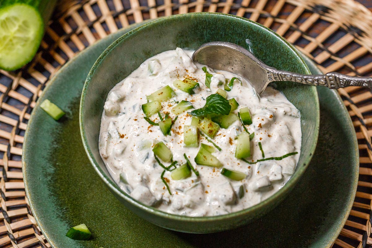 Raita – Indischer Joghurt Dip mit Minze