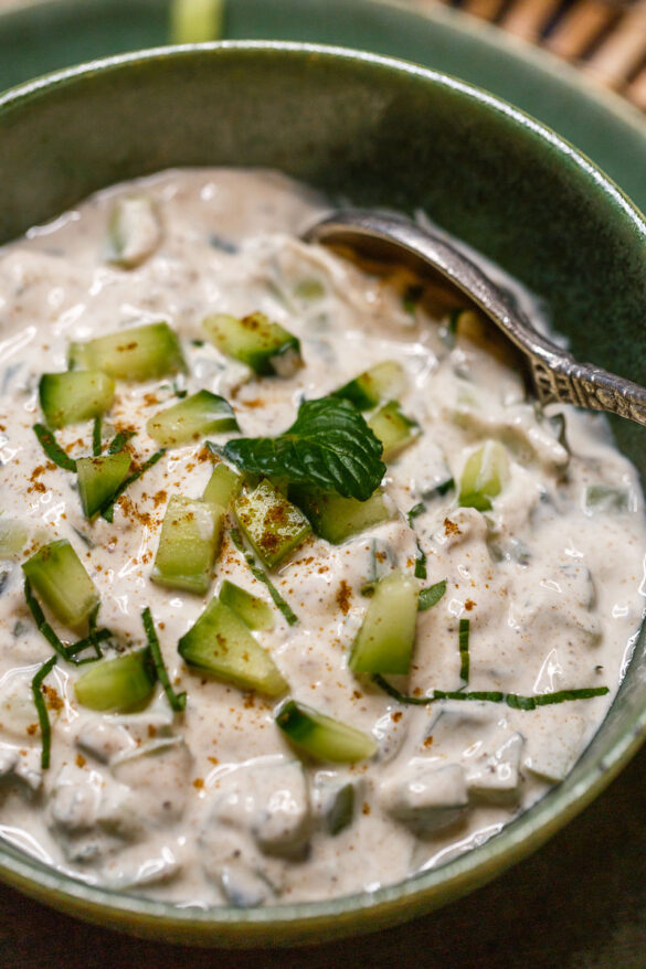 Raita – Indischer Joghurt Dip mit Minze
