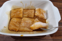 Skrei Fisch-Stücke marinieren