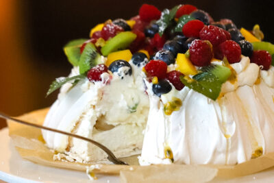 Pavlova angeschnitten auf Tortenschale