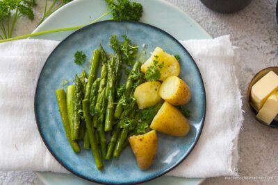 gebratener grüner Spargel aus der Pfanne