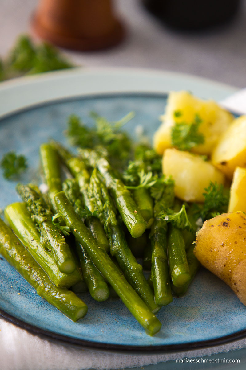 gebratener grüner Spargel aus der Pfanne