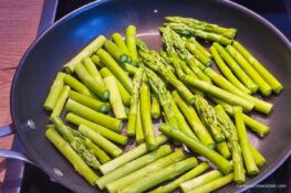 Grüner Spargel in der pfanne braten