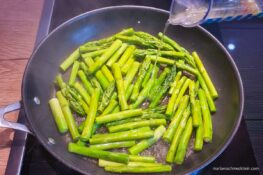 Grüner Spargel in der pfanne braten