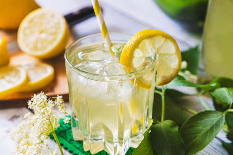 Holunderblütensirup mit Zitrone