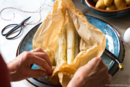 Spargel im Backpapier