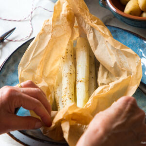 Spargel im Backpapier