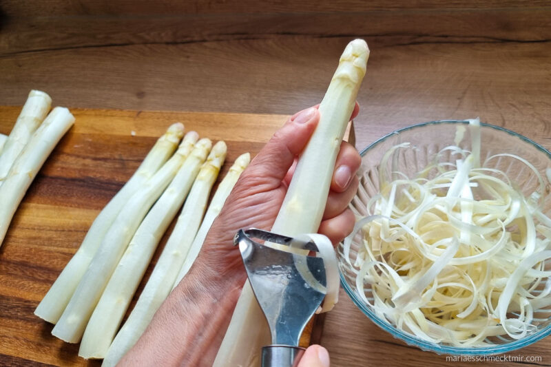 Spargel schälen