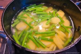 Kartoffeln und Bohnen kochen für Ligurische Pasta