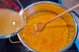 Paprika-Suppe mit Zitronengras im Topf anschwitzen