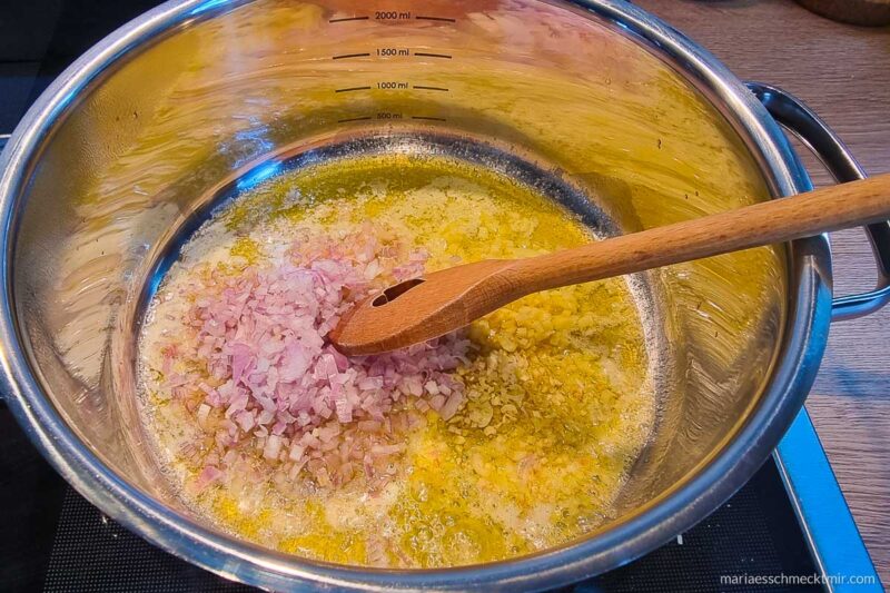 Paprika-Suppe mit Zitronengras im Topf anschwitzen