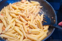 Nudeln mit Lachs Sahne Soße zubereiten