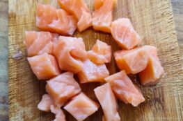 Lachs in Stücke schneiden