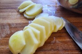 Kartoffeln schneiden für Kartoffel Zucchini Auflauf