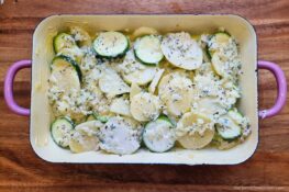 Kartoffel Zucchini Auflauf in der Form vor dem Backen
