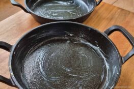 Auflaufform fetten für den Zwetschgen-Crumble