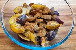 Zwetschgen mit Zimt und Zucker für den Zwetschgen-Crumble
