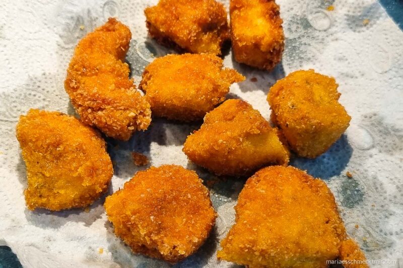 Fertige Chicken Nuggets auf Küchenkrepp abtropfen lassen