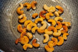 Cashewkerne in der Pfanne rösten