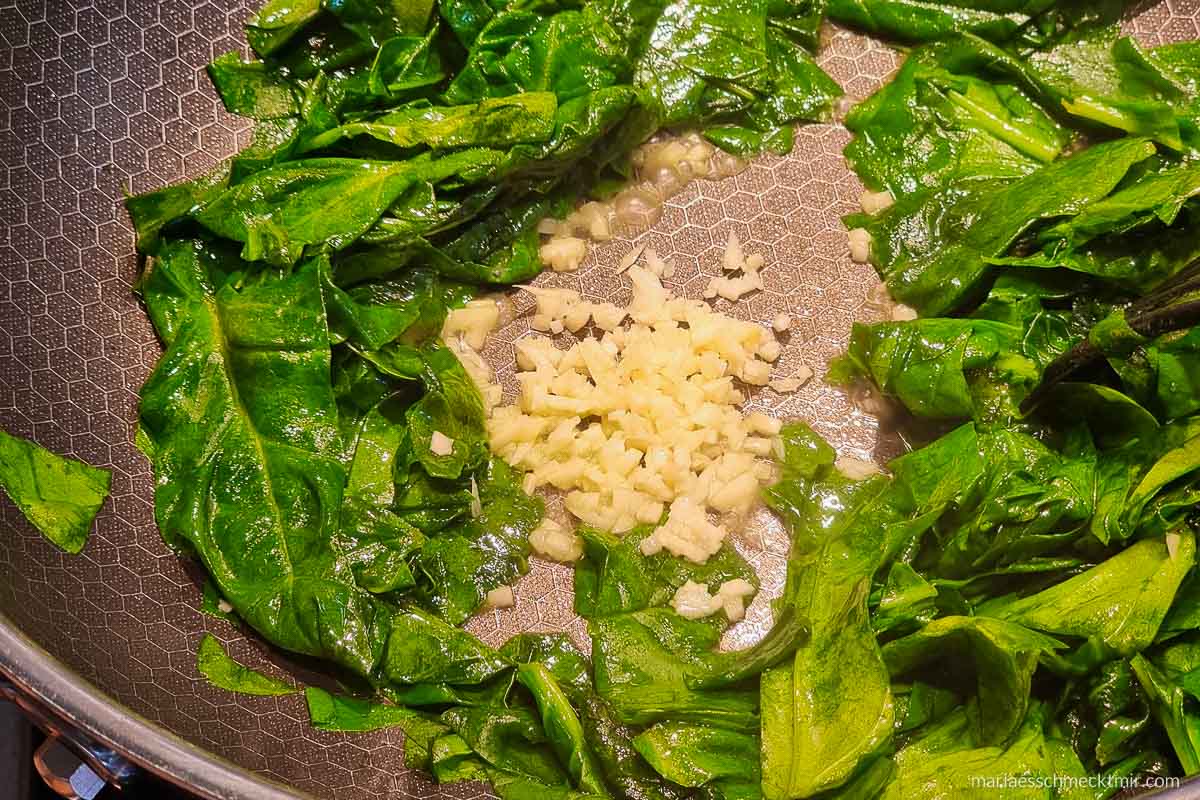 Mie-Nudeln mit Spinat und Cashewkernen