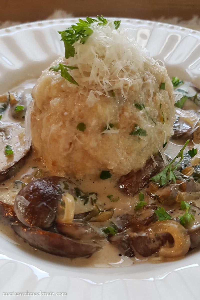 Knödel mit Pilzragout auf dem Teller