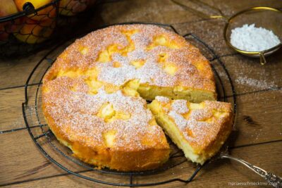 Versunkener Apfelkuchen nach Omas Rezept gebacken