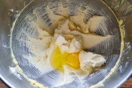 Teigzubereitung für den versunkenen Apfelkuchen
