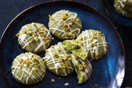 Dekorierte Matcha Cookies auf einem blauen Teller