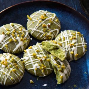 Dekorierte Matcha Cookies auf einem blauen Teller