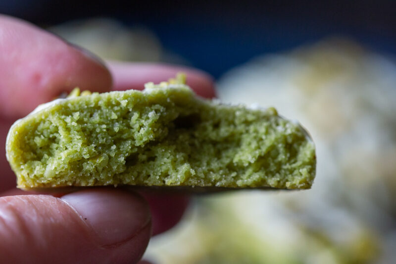 Ein Matcha Cookie in der Hand
