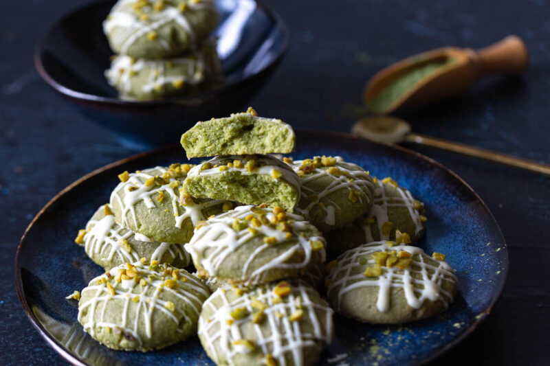 Matcha Cookies auf einem blauen Teller