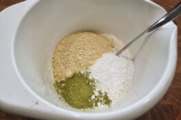 Zutaten für die Matcha Cookies in der Schüssel