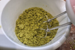 Der Teig für die Matcha Cookies wird verrührt