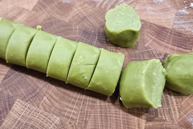 Teigrolle für Matcha Cookies, kleine Stücke abgeschnitten