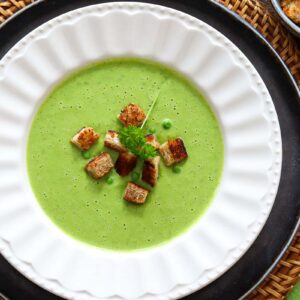 Erbsensuppe aus TK Erbsen mit Croutons im weißen Teller