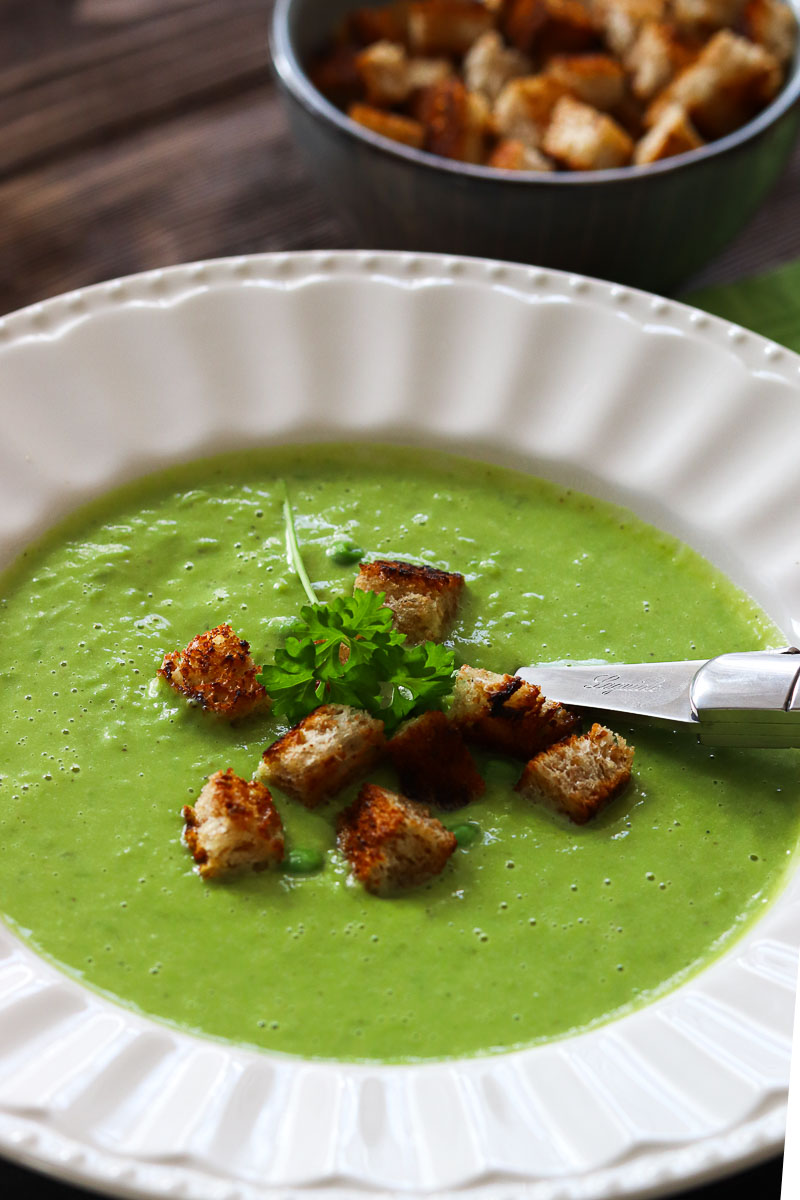 Erbsensuppe aus TK Erbsen mit Croutons