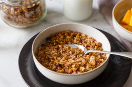 Knuspermüsli in weißer Schüssel