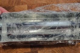 Terrinenform für die Lachsterrine mit Frischhaltefolie ausgekleidet
