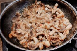 zwiebeln und champignons in der pfanne