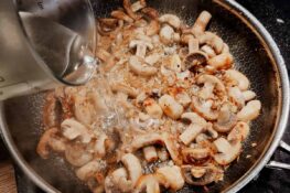 Schweinefilet Zubereitung: Mit Wein aufgießen