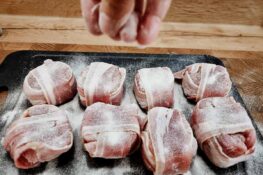 Schweinefilet im Speckmantel mit Mehl bestäuben