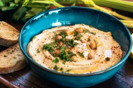 Hummus in einer blauen Schale