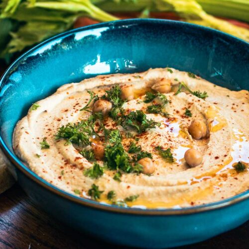 Hummus in einer blauen Schale