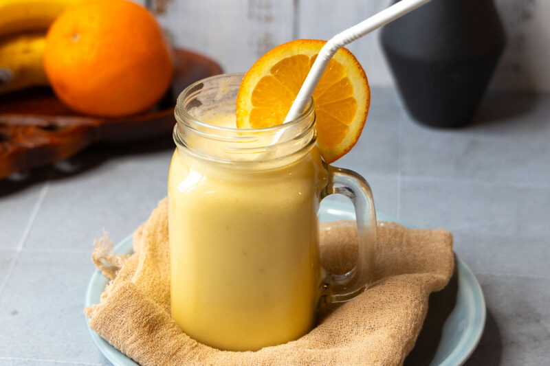 Bananen smoothie im Glas mit Strohhalm