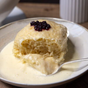 Dampfnudeln mit vanillesoße auf dem Teller