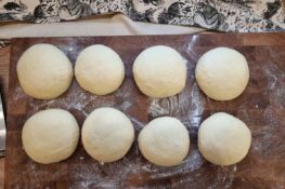 Zubereitung Dampfnudeln: Die Teigbällchen müssen nochmals gehen