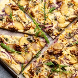 Vegetarischer Flammkuchen mit Birne, Käse und Walnüssen