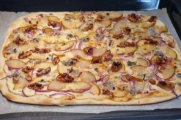 Der Flammkuchen ist gebacken