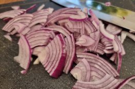 Zwiebel in Scheiben geschnitten für den Flammkuchen-Belag