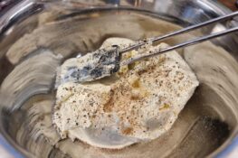 Crème fraîche für den Flammkuchen-Belag